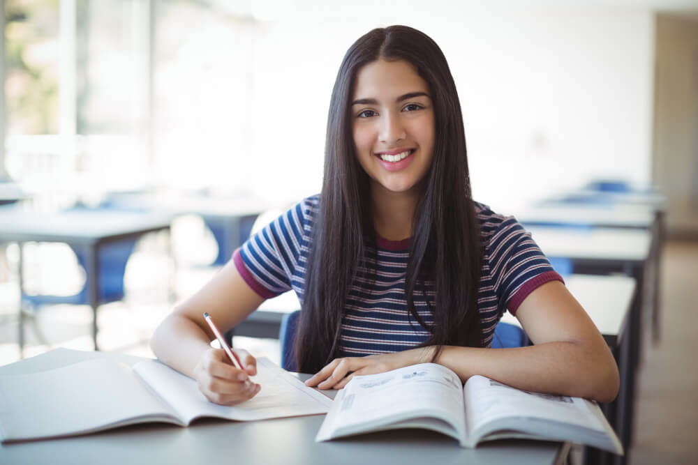 סטודנטית קוראת על טיפים לכתיבת עבודות לאקדמיה