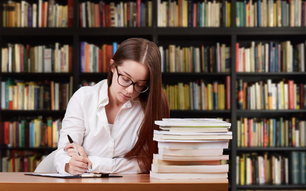 סטודנטית קוראת איך לבחור נושא לסמינריון